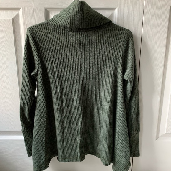 Green Swing Turtleneck - Picture 4 of 5